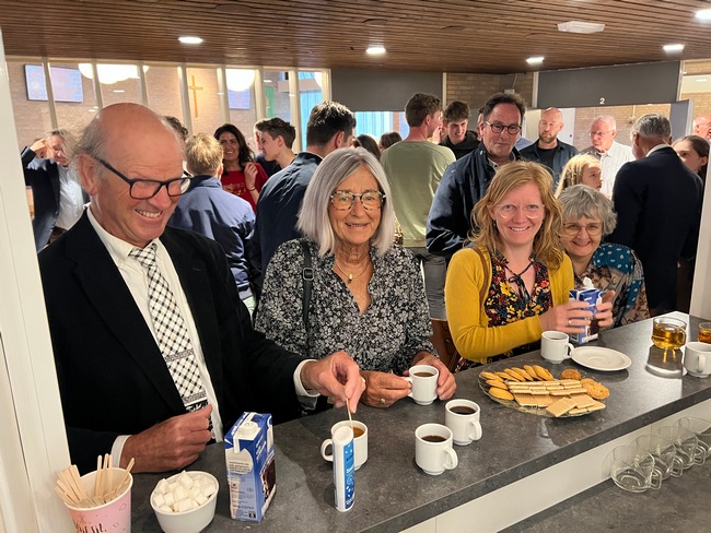 koffie drinken na ochtenddienst HGL gemeenteleven