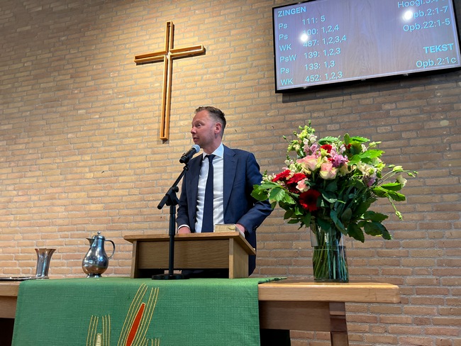ouderling HGL verwelkomt kerkgangers