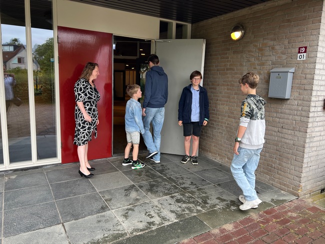gastvrouw welkom jong en oud HGL